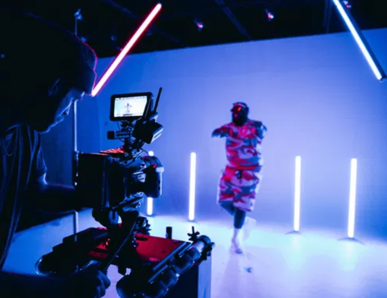 Mi történik a kamerán túl? – a külföldi kreatoroknál már nem a forgatás a szűk keresztmetszet