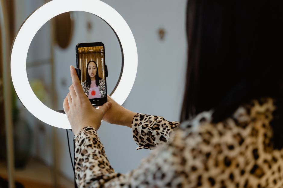 Új trendek az influenszerek világában: Hogyan változtatta meg a TikTok a tartalomgyártást?