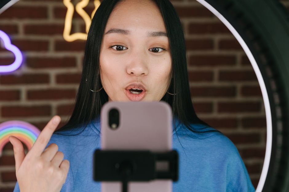 Az influenszer-marketing új szabályai: Mit kell tudni az NKFH és a GVH ellenőrzéseiről?